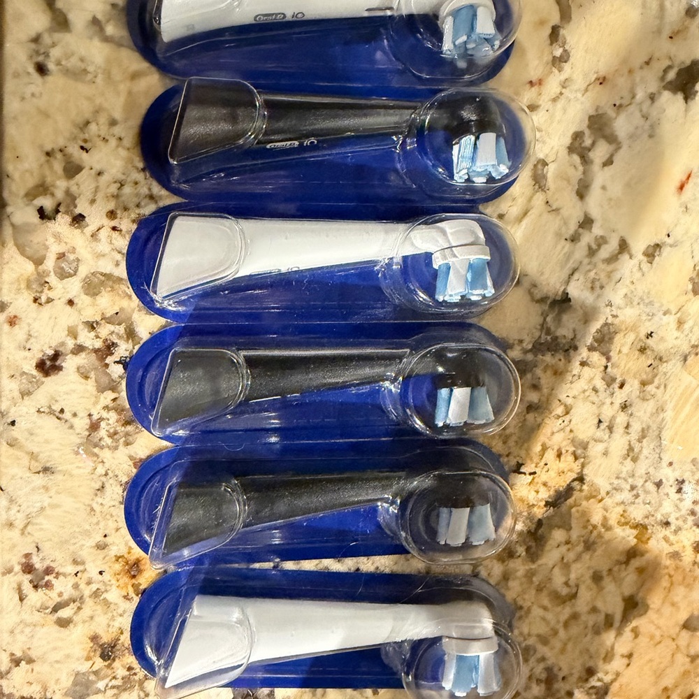Oral-B iO Replacement Toothbrush Heads - Blue and White
